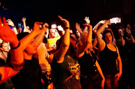 Bochum puts their hands in the air!!!! – photo by Manfred Rodewyck